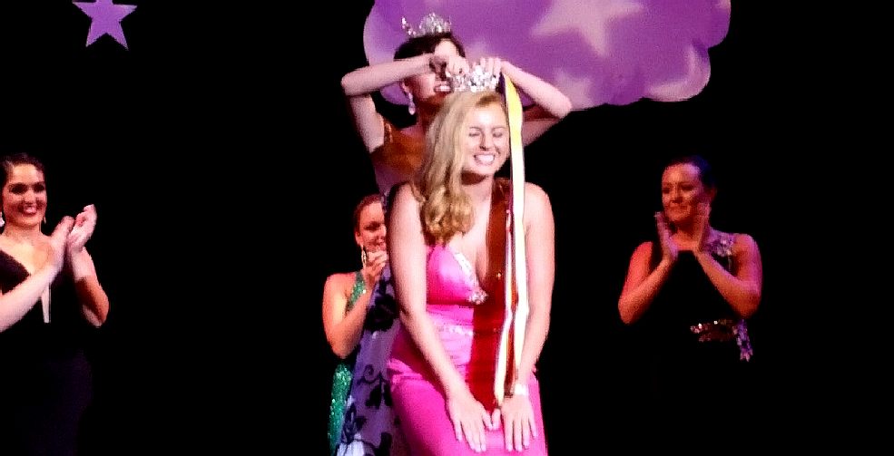 Perry McKayla being crowned miss ocean city 2017