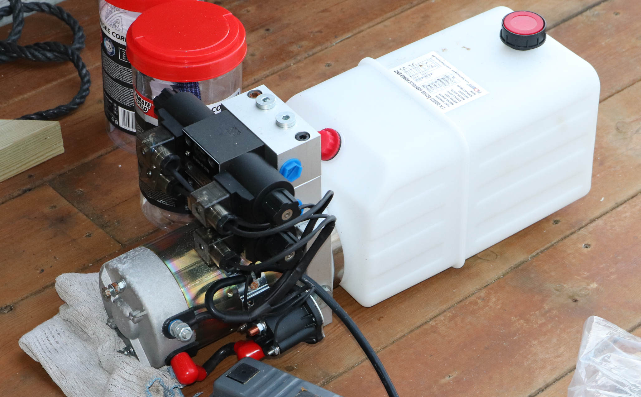 Hydraulic power pack, double acting single cylinder electric pump unit
