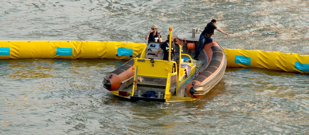 Testing a floating boom in Rotterdam harbour