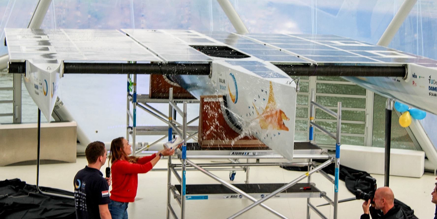 Laura Dekker christens the Delft University boat